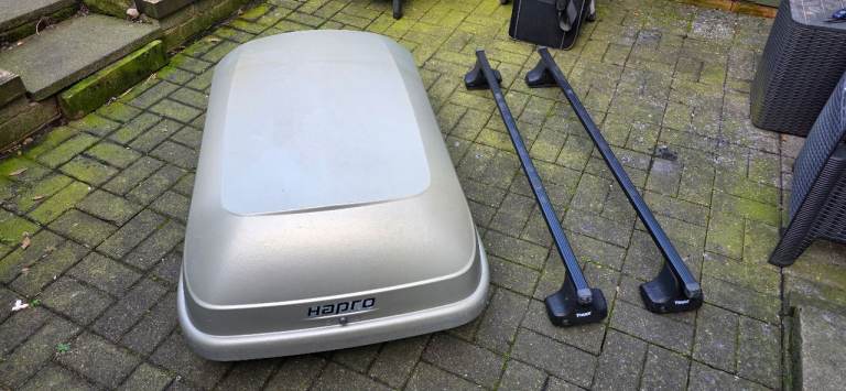 Roof box (320L) and Thule bars