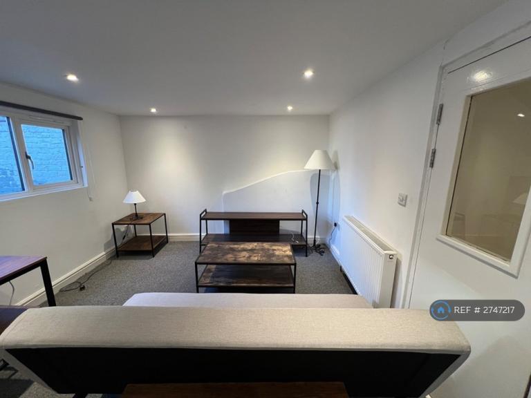 1 bedroom flat in Fore Street, Exeter, EX4 (1 bed) (#2747217)