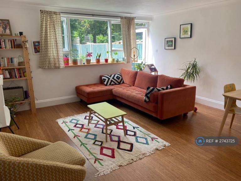 3 bedroom flat in Morland Estate, London, E8 (3 bed) (#2743725)