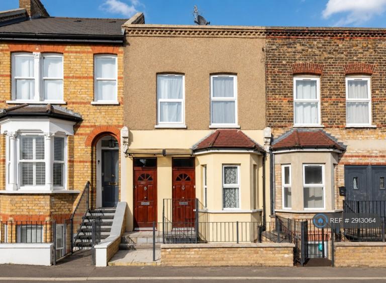 1 bedroom flat in Gordon Road, London, E18 (1 bed) (#2913064)