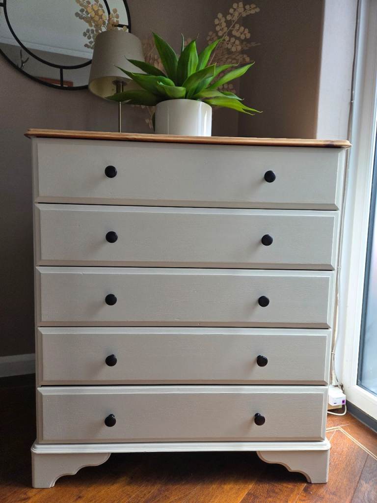 Gorgeous chest of drawers pine excellent condition 
