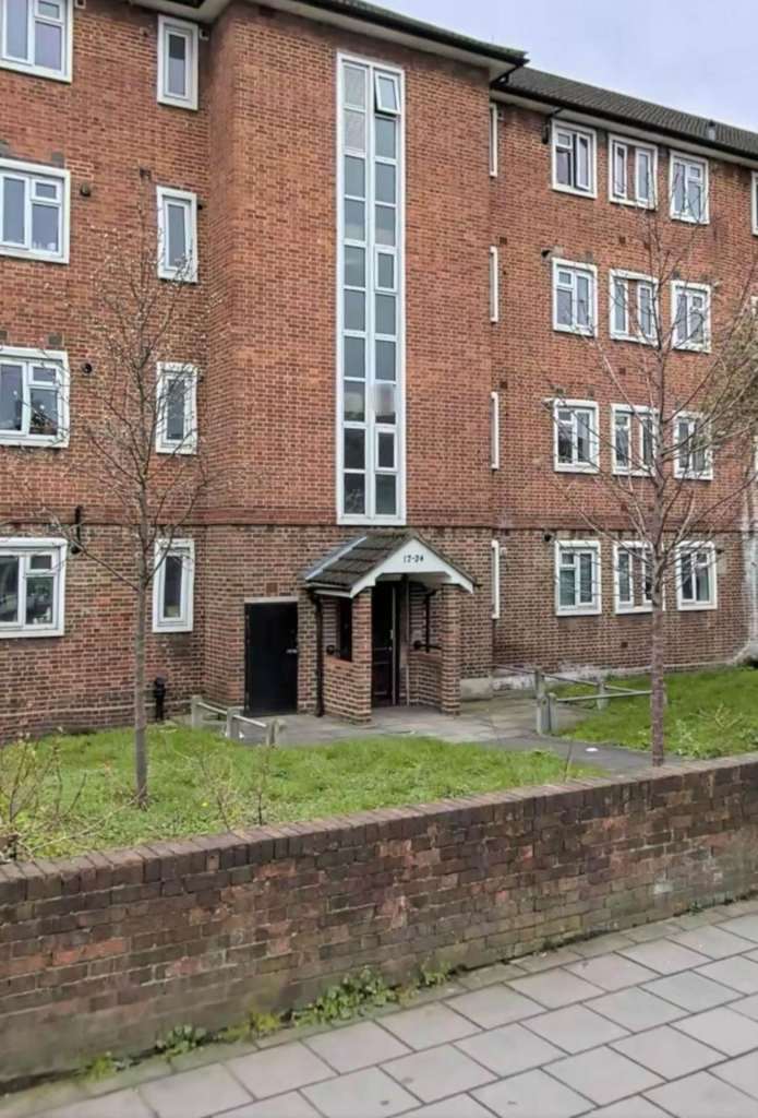 1 bedroom flat in Trafalgar Road, London