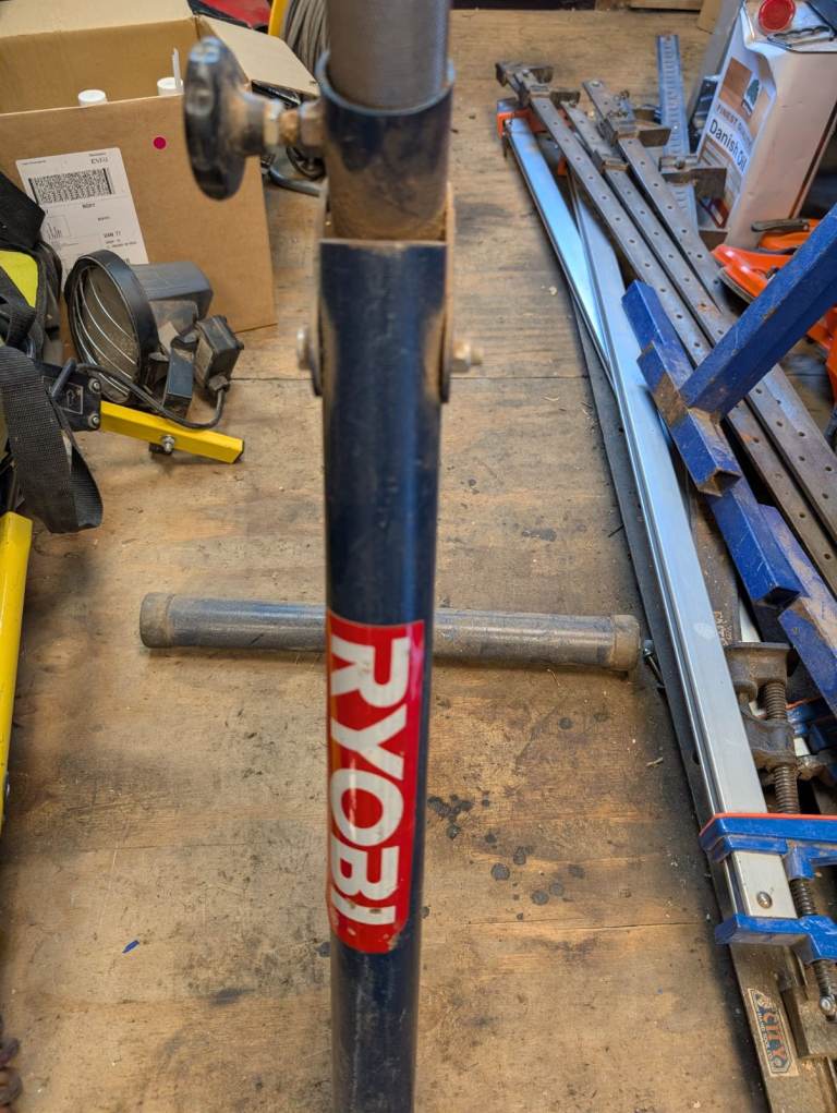 Ryobi adjustable roller bearing stand, pretty heavy duty