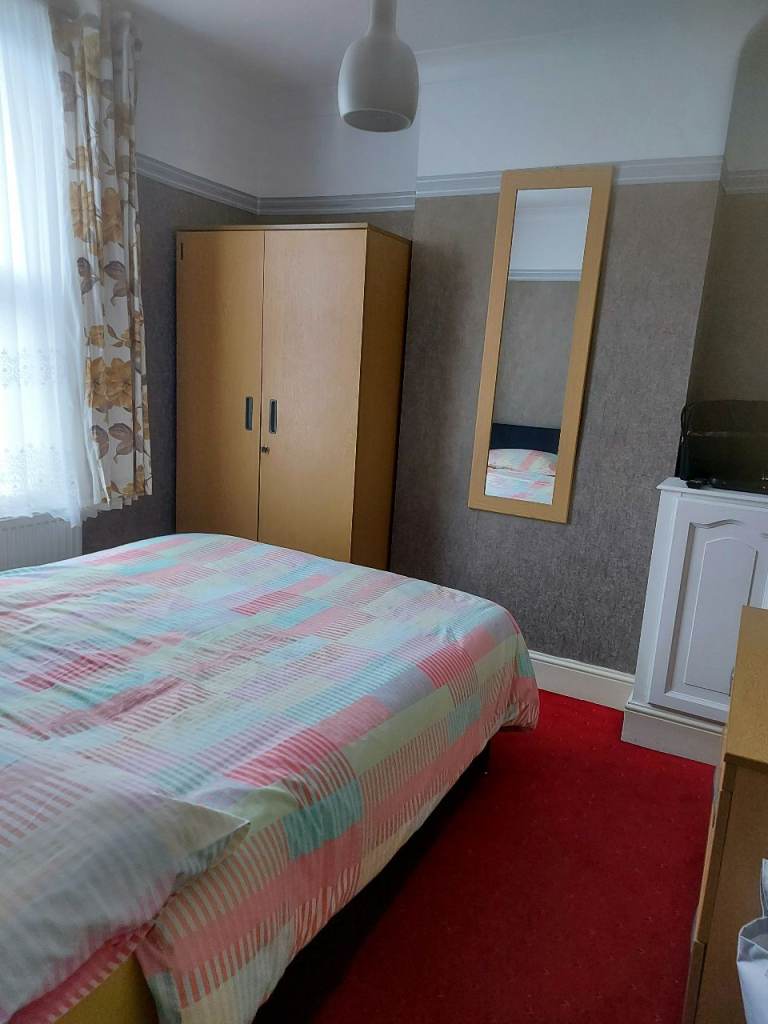 Double furnished room available in dartford.