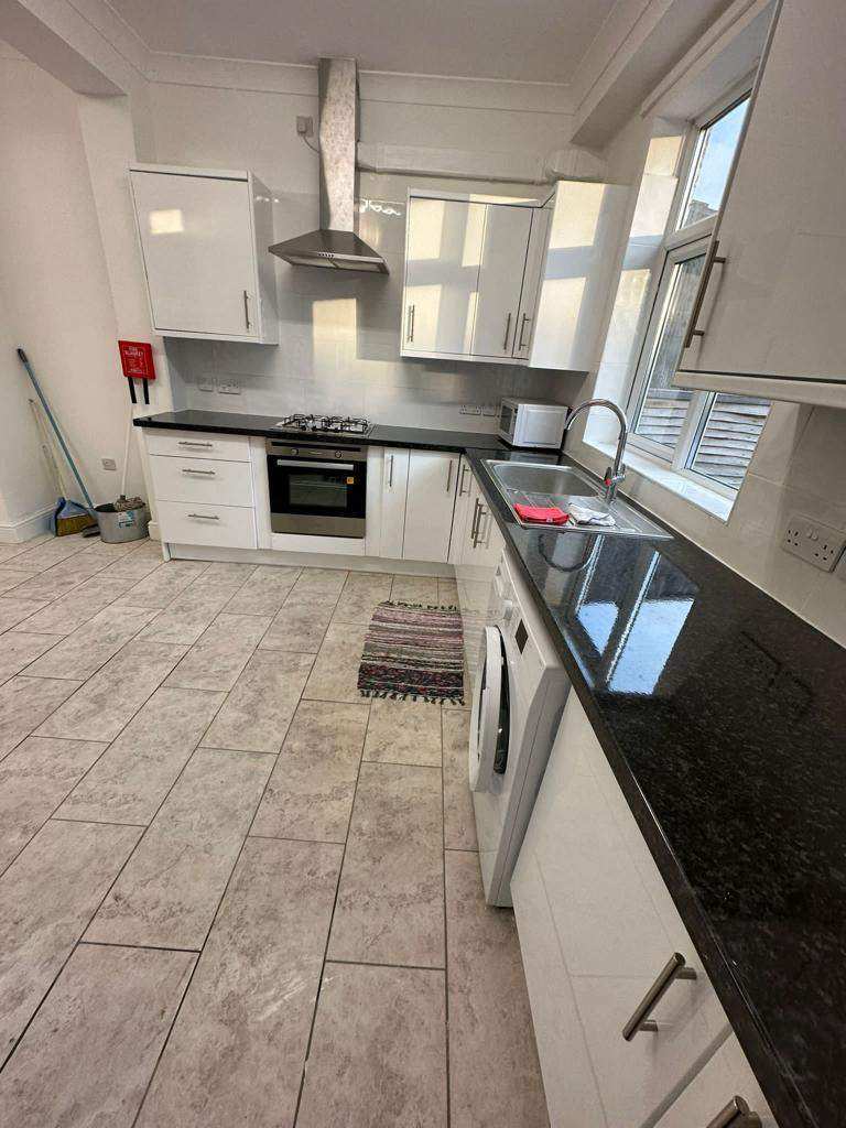 image for DOUBLE ROOM AVAILABLE NOW CANNING TOWN , E16 – 3 minutes from station 