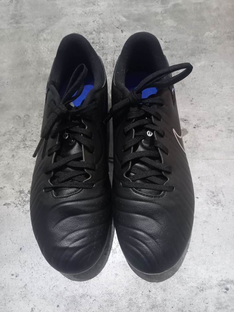 SIZE 7.5 HARDLY USED NIKE TIEMPO BOOTS