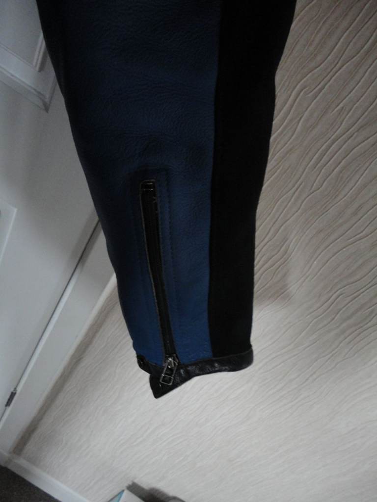 Dainese motorbike leather jacket with elbow and shoulder pads size 44 inch chest 