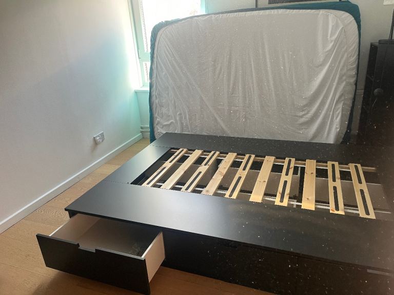 Bed frame and mattress 