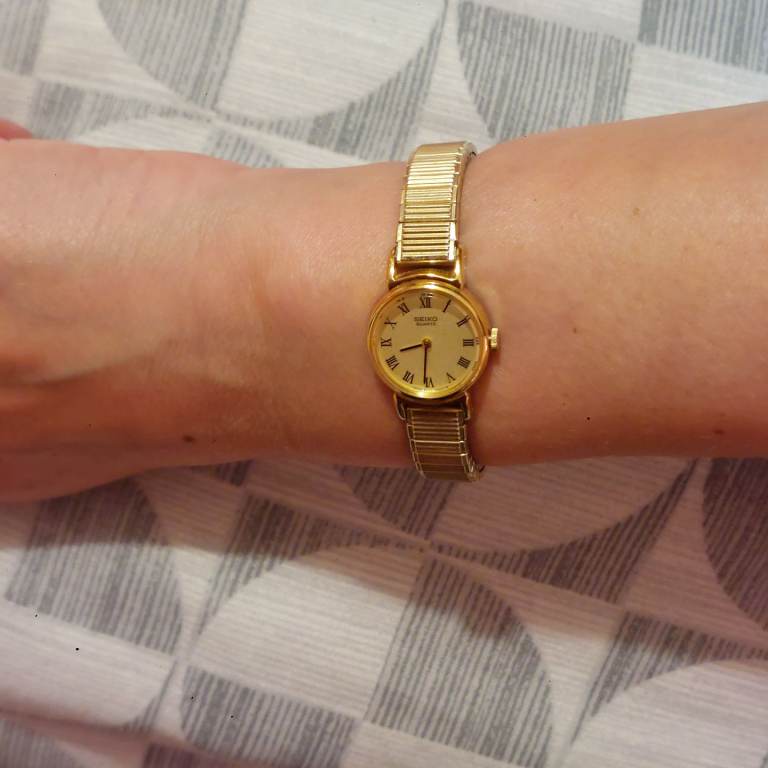 Seiko Quartz Ladies Watch with elasticated strap - excellent condition