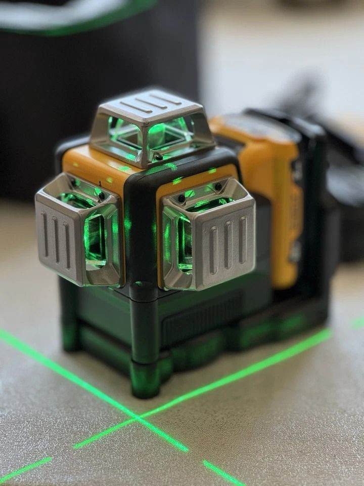 DEWALT DW089LG Laser Level 2026 12 Lines Self-Leveling 360° for Construction And Decoration Work