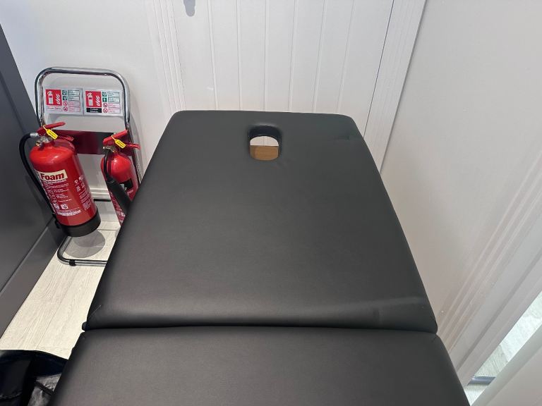 High-Quality Portable Sports Massage Table – Folds Flat with Carry Bag – Excellent Condition