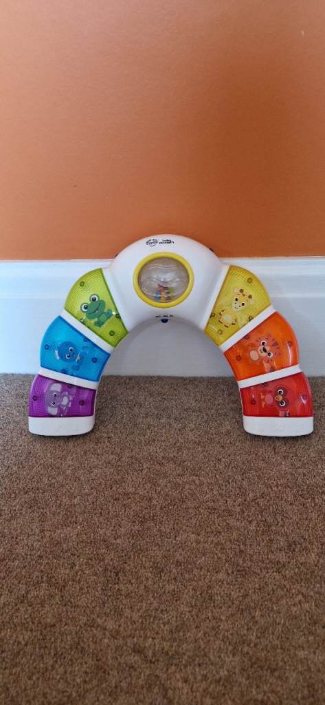BABY EINSTEIN ACTIVITY RAINBOW LIGHT BAR INC BATTERIES. EXCELLENT CONDITION.