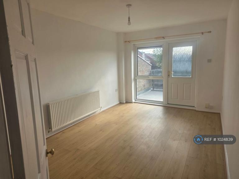 3 bedroom flat in Radstone Walk, Leicester, LE5 (3 bed) (#1024839)