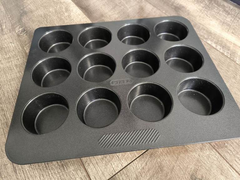 Brand New Pyrex Magic Non-Stick Carbon Steel 12 Cup Muffin Tray Baking Accesories