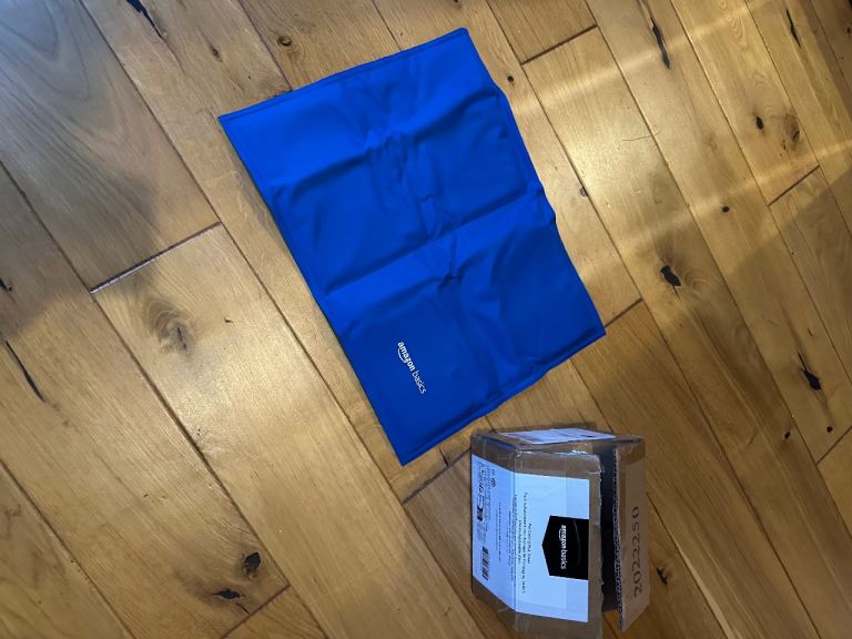 Amazon Basics Pet Cooling Mat Dogs Cats & Puppies 40x30cm Blue Supportive Gel