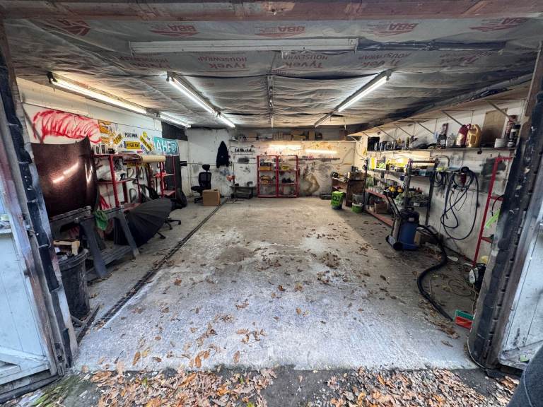 Car Bodyshop, Spray Booth & 15 Car Yard to Rent – WD3