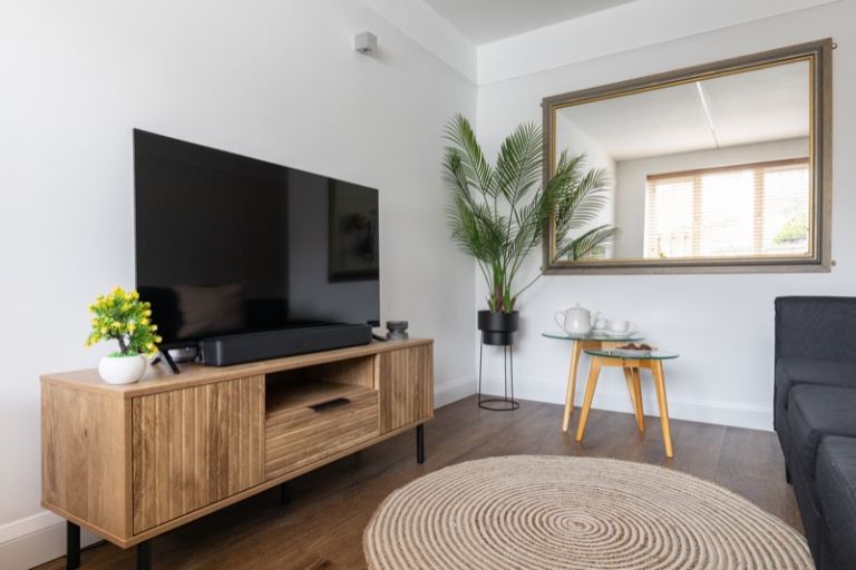 4BR Contractors Stays | Parking | A24 A27
