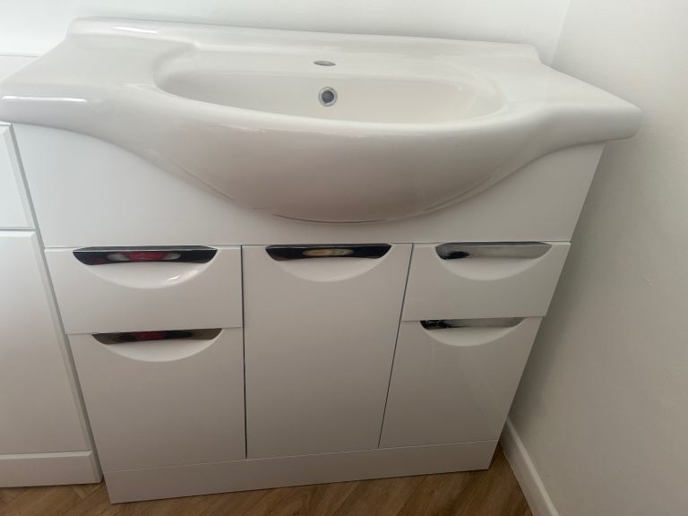 Bathroom vanity unit 