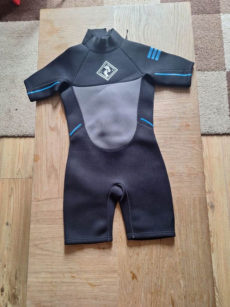 Children wetsuit no size on it will fit age 4 to 8 years 