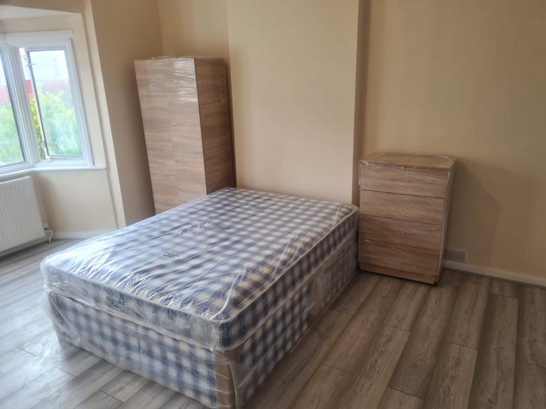 3 double rooms available Paddock Road Neasden London NW2 