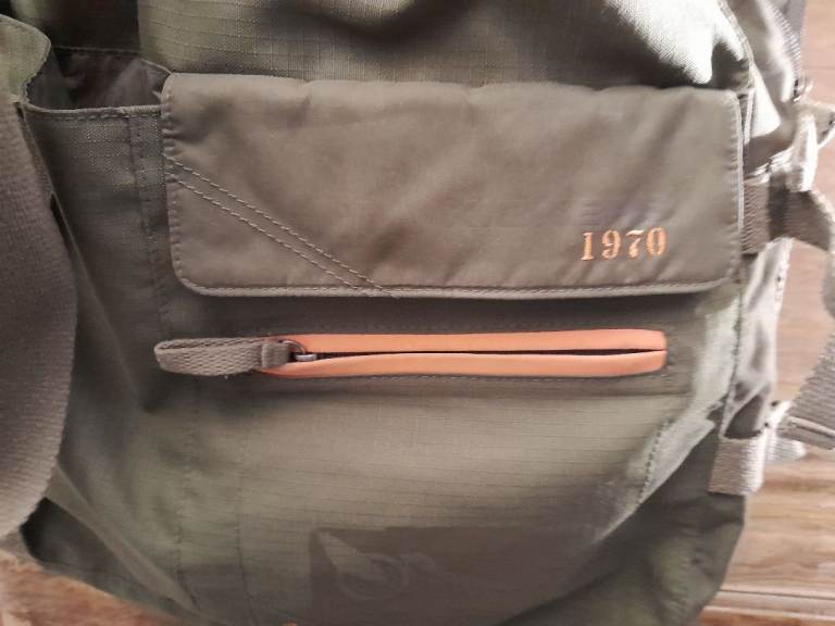 Green casual shooder bag