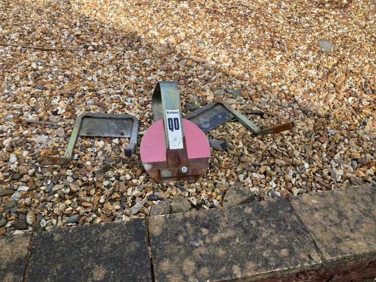 Bull dog wheel clamp