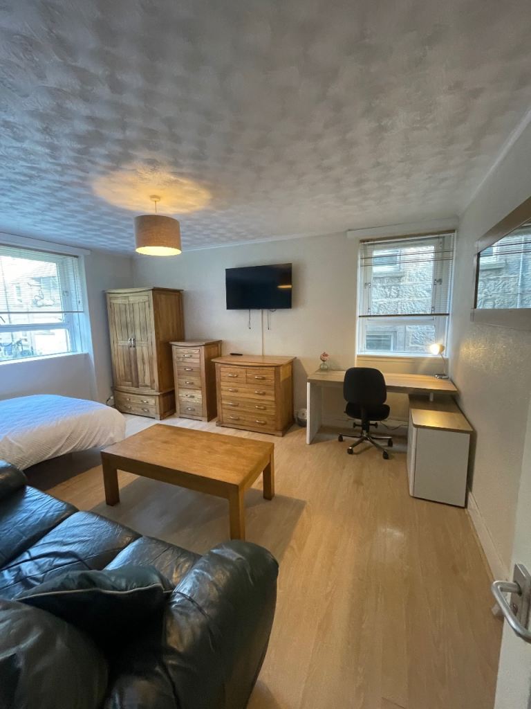 Very large room - 3 bedroom flat - Bills included - AB24 3