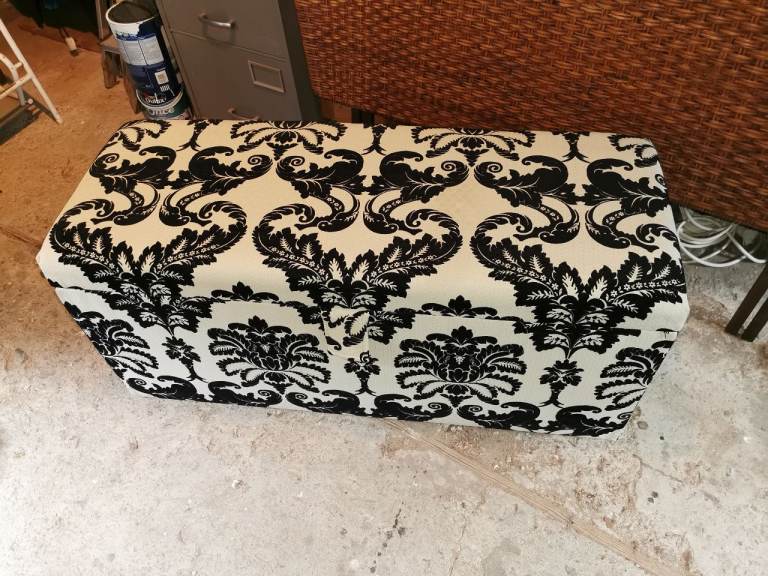 Ottoman Black/White