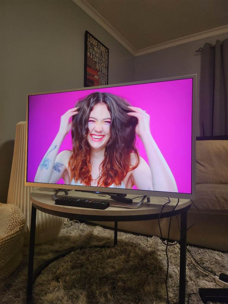 32" Sony Bravia Smart Ultra HD LED WiFi TV with Stand and Remote £75