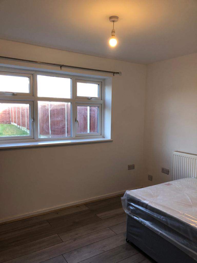 Room to Let in A nice Clean House - SS14 1QA, Basildon.