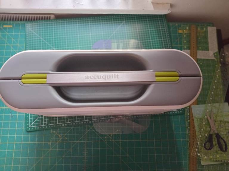 Accuquilt GO! Big Fabric Cutter – Good Condition