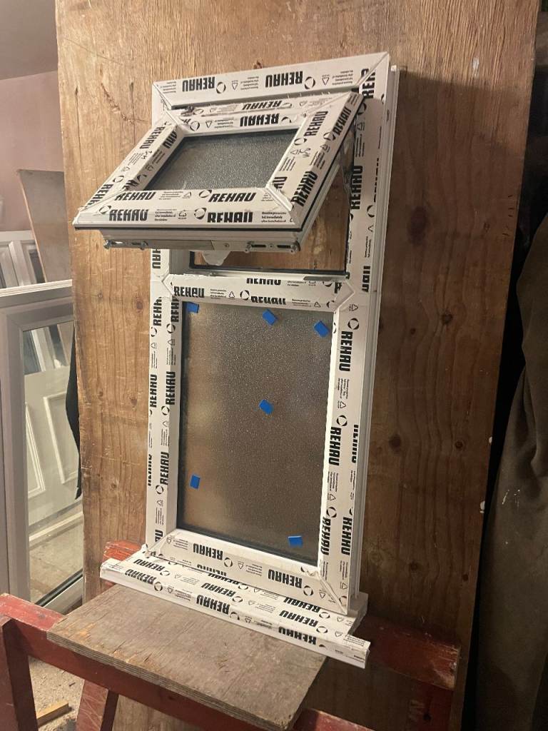 H 89.5 x W 42.5 cm-SMALL BRAND NEW REHAU UPVC DOUBLE GLAZED WINDOW OBSCURE (BATHROOM) (REF: SJ477) 