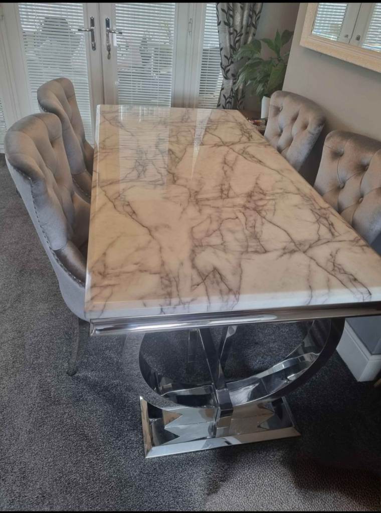 Dining table with 4 chairs 