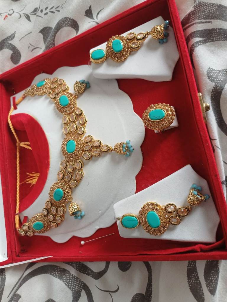 Beautiful Gold Tone & Turquoise Jewellery Set –  New