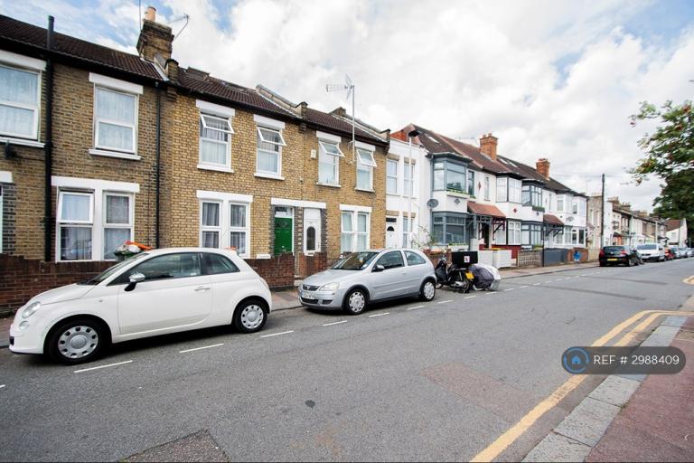 3 bedroom house in Wellington Road, London, E7 (3 bed) (#2988409)
