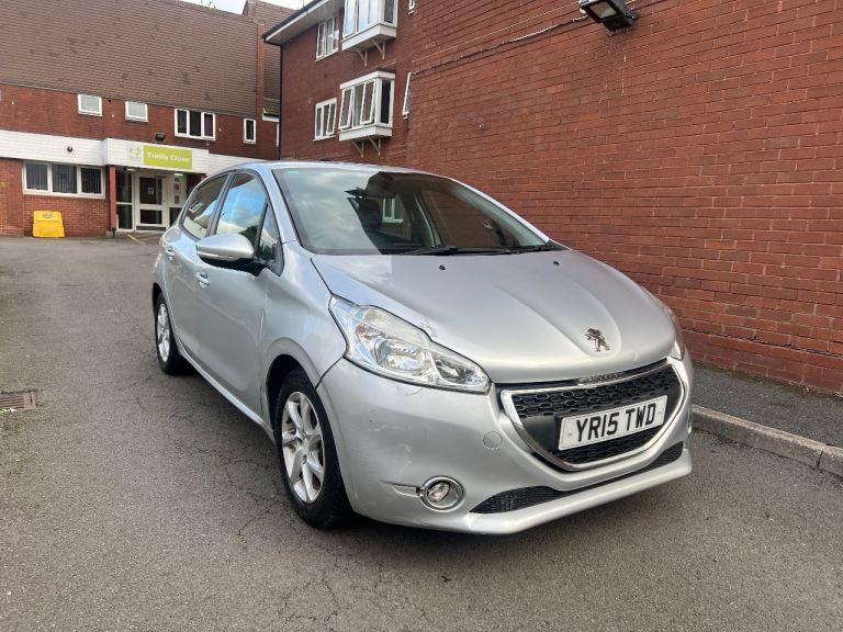 Peugeot 208 1.2 5DR 2015 