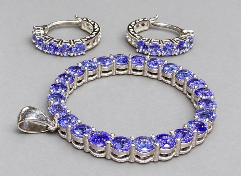 14ct White Gold Tanzanite Pendant & Earrings Set – 36 Gemstones – Tanzania