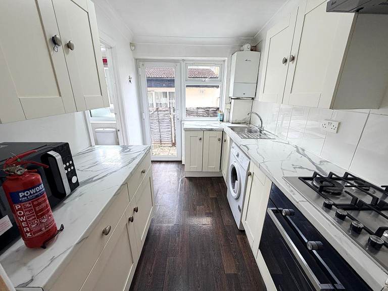 2 Bedrooms Ground Floor Flat near Eastham Station