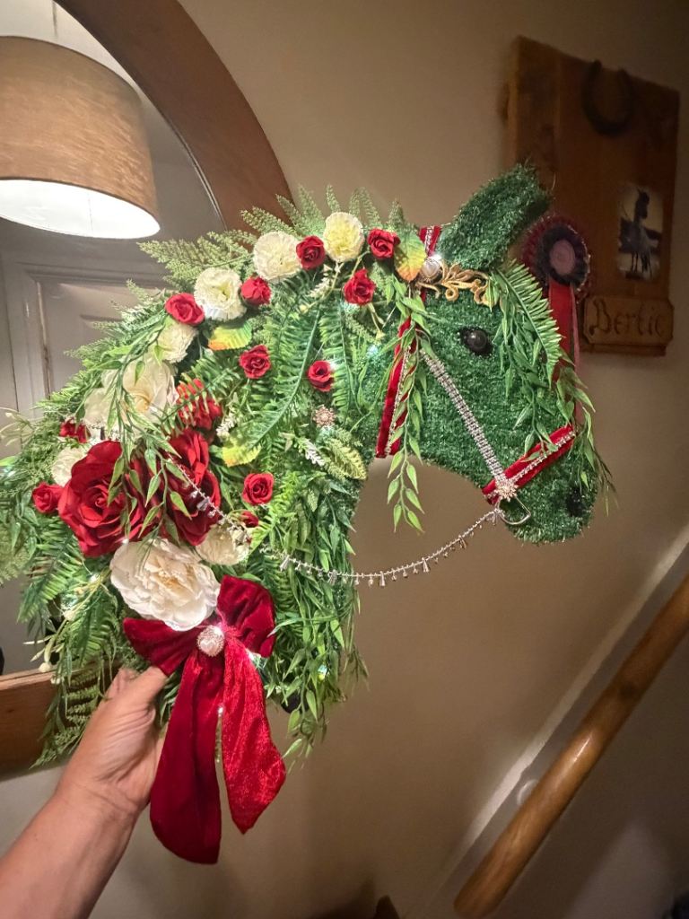 Luxury Horse Head Wreath with Lights, homeOr stable yard decorative wall art