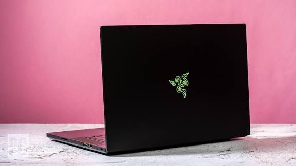 Razer Blade 15 i7 16GB 1TB SSD RTX 4060 240Hz QHD 15.6 