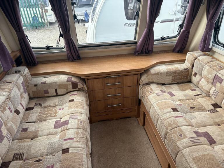  BAILEY UNICORN VIGO - FIXED TRANSVERSE ISLAND BED CARAVAN + MOTORMOVER 