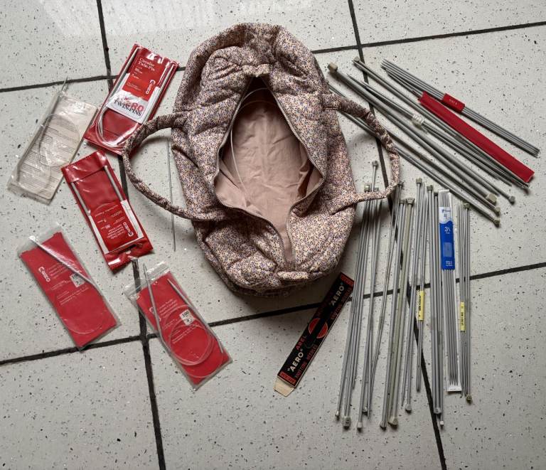 KNITTING NEEDLES, 28 SETS IN PRETTY STORAGE BAG, LITTLE USED, ALL FOR ONLY £17, CAN POST