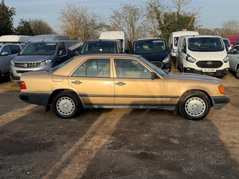 1984 Mercedes-Benz E Class 230 E 4dr Auto [W124] LHD + CLASSIC + IMPORT  SALOON Petrol Automatic