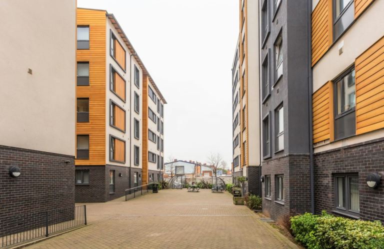 Lease takeover for studio at 12 Brookland Rd (Student Roost)