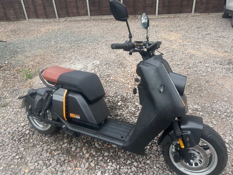 Electric Scooter/Moped – Black with Brown Seat, Good Condition