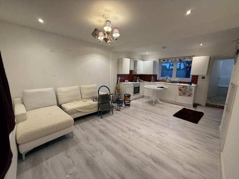 Beautiful 2 Bed Semi Detached House with 2 Bathrooms to Let at Rowney Rd, RM9