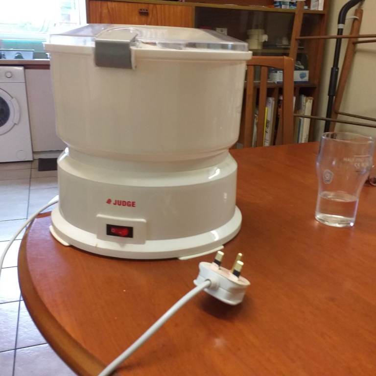 Electric potato peeler
