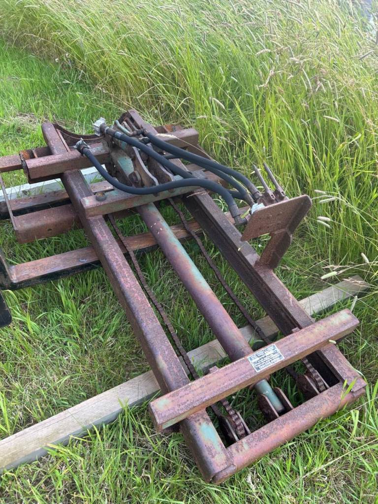 Forklift mast