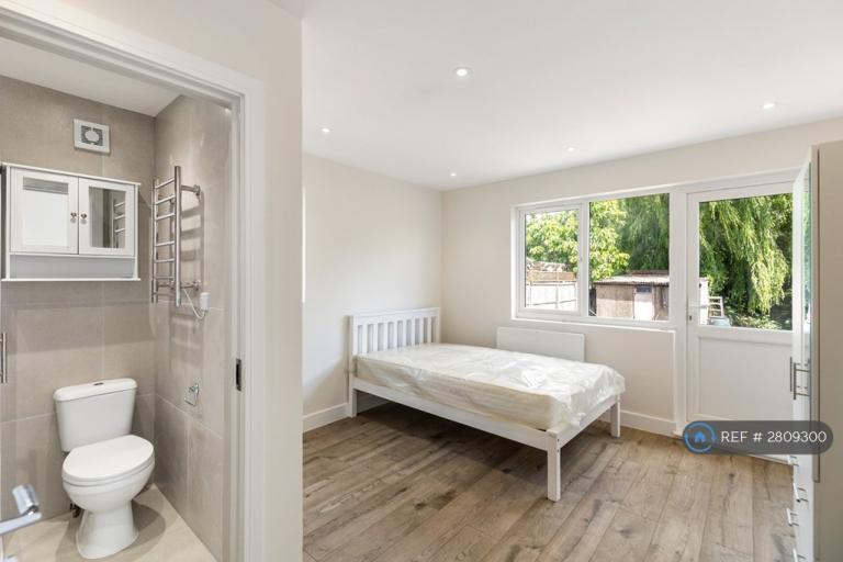 3 bedroom flat in Wellington Road, Ashford, TW15 (3 bed) (#2809300)