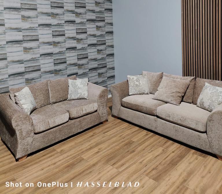 Beige sofa set + free delivery 